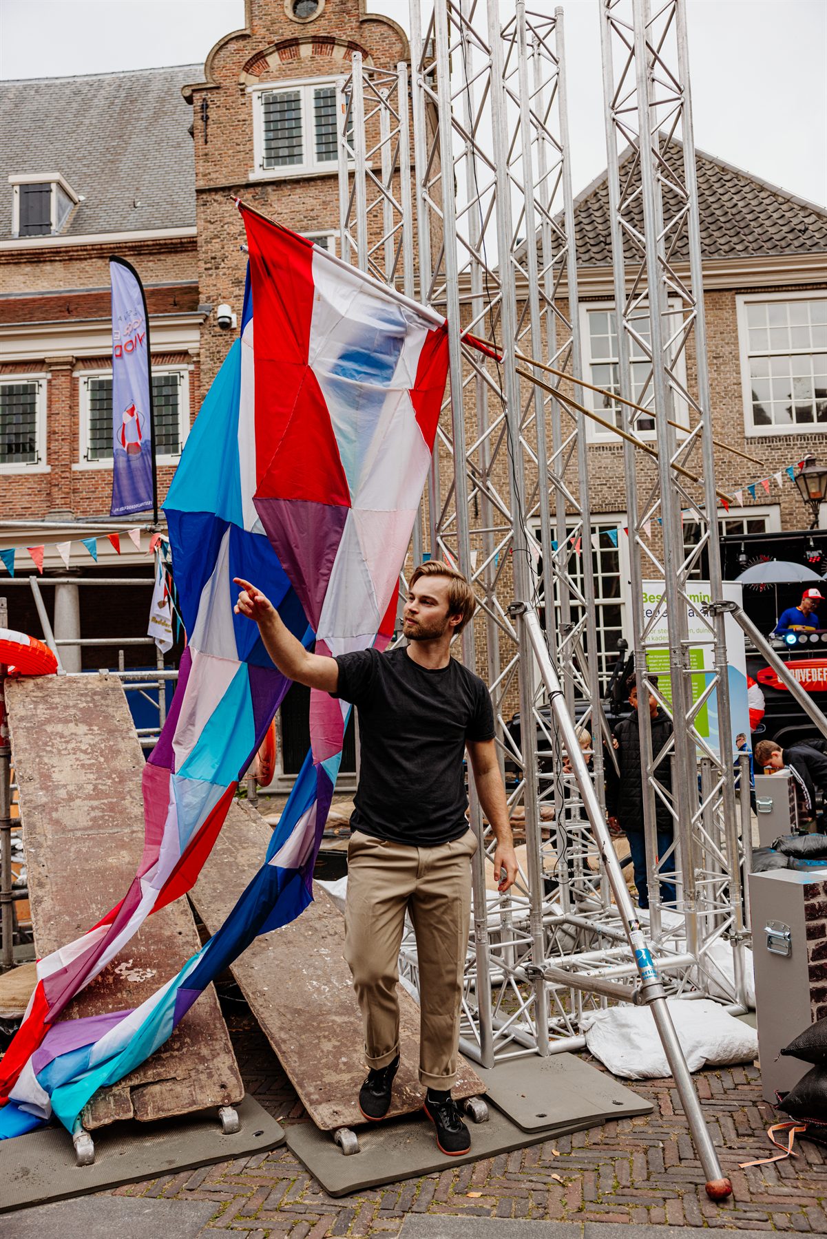 Grote gekleurde vlag wordt gehesen naast de steigertoren op Het Hof